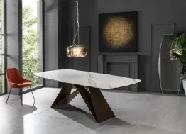 Tavolo rettangolare con angoli stondati in ceramica effetto marmo su vetro temprato con base in metallo Thanos di Stones