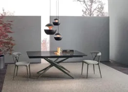 Tavolo allungabile Tiffany con piano in ceramica nero greco lucido e base in metallo antracite di Sedit