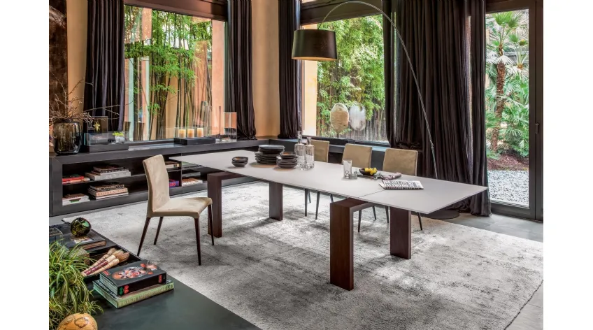 Tavolo allungabile Brooklyn con struttura in legno e top in vetro di Tonin Casa