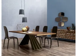 Tavolo con top in legno e base realizzata in metallo curvato e verniciato Ventaglio di Tonin Casa
