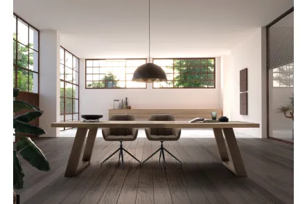 Tavolo Wood in legno massello di Rovere con base in ferro di Devina Nais