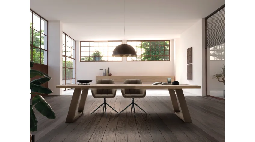 Tavolo Wood in legno massello di Rovere con base in ferro di Devina Nais