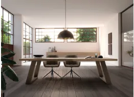 Tavolo Wood in legno massello di Rovere con base in ferro di Devina Nais