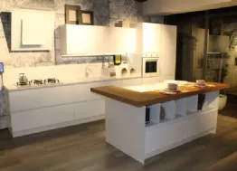 Cucina Lube laccata bianca lucida con top quarzo bianco lucido 