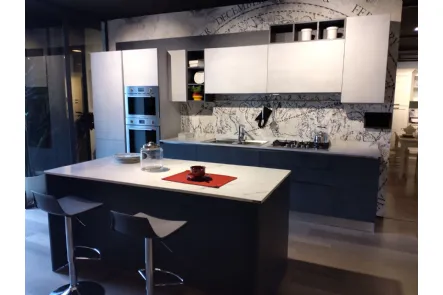 Cucina moderna in cemento chiaro e grafite con top in Dekton