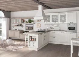 Cucina Classica con penisola Aurea 05 in Frassino laccato Bianco di Creo
