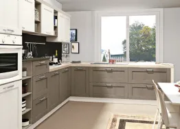 Cucina Classica angolare in Frassino Bianco Camelia e Grigio invecchiato Iris di Creo