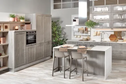 Cucina Classica con Isola Iris in Frassino Grigio invecchiato di Creo