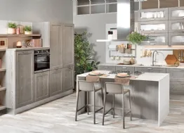 Cucina Classica con Isola Iris in Frassino Grigio invecchiato di Creo