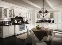 Cucina Classica lineare in laccato finitura Neve con top in marmo nero Sweet Kitchen Classic Melody di Callesella