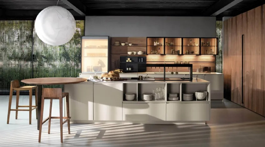 Cucina Design con isola Antis Project 3 in laccato super matt Fango e materico Noce Canaletto di Euromobil