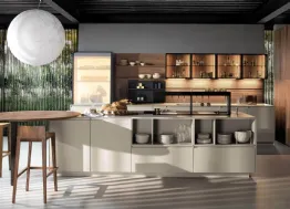 Cucina Design con isola Antis Project 3 in laccato super matt Fango e materico Noce Canaletto di Euromobil