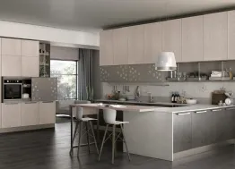 Cucina moderna con penisola in Rovere e laccato Clover 11 di Lube