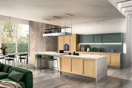 Cucina Moderna con isola Class 01 in legno finitura Rovere nodato e laccato Verde lago di GM Cucine