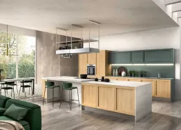 Cucina Moderna con isola Class 01 in legno finitura Rovere nodato e laccato Verde lago di GM Cucine