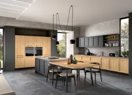 Cucina Moderna con isola Class 02 in legno finitura Rovere nodato e laccato Fumo di GM Cucine