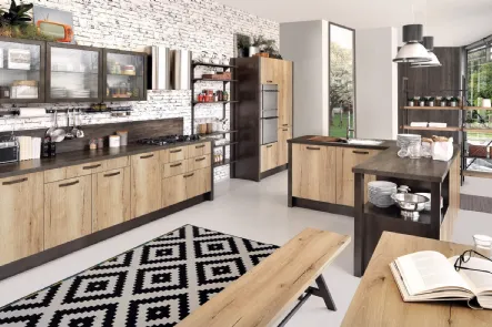 Cucina Moderna con isola Kyra in melaminico Rovere Vintage Naturale e laccato Peltro di Creo
