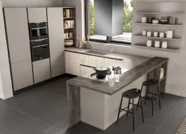 Cucina Moderna con penisola Joy 06 in melaminico Argilla e Rovere chiaro di GM Cucine