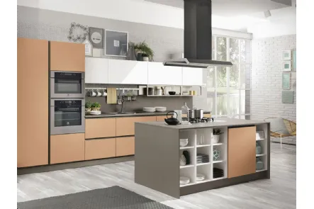 Cucina Moderna con isola Kyra in laccato opaco Cannella e Bianco di Creo