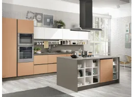 Cucina Moderna con isola Kyra 01 in laccato opaco Cannella e Bianco di Creo