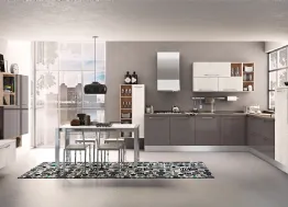 Cucina Moderna angolare Kyra in laccato lucido Fango e melaminico Abete Nordico Bianco di Creo
