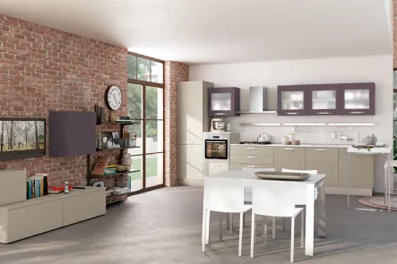 Cucina Moderna lineare Kyra in polimerico finitura Frassino Dakar e Melanzana opaco e Vetro di Creo