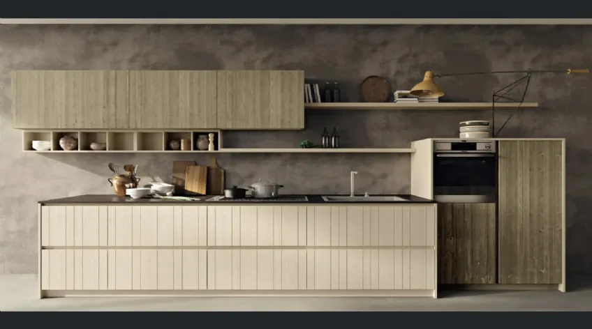 Cucina Moderna lineare in legno di abete con ante dogate verticalmente a larghezza differenziata New Step 01 di Fratelli Mirandola