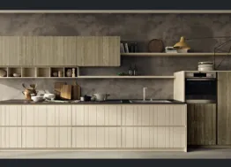 Cucina Moderna lineare in legno di abete con ante dogate verticalmente a larghezza differenziata New Step 01 di Fratelli Mirandola