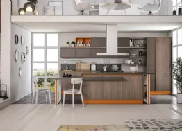Cucina Moderna con isola Rewind finitura Frassino Creta e laccato opaco Cuoio di Creo