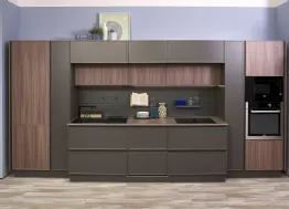 Cucina Moderna lineare Rewind Frassino Creta e laccato opaco Carruba di Creo