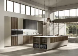 Cucina Moderna con isola Ventidue & XL 05 in laccato opaco Castoro e Cannetè Brown di GM Cucine