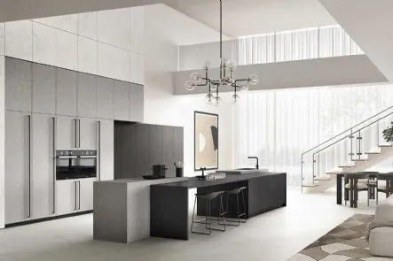 Cucina Moderna con isola Ventidue & XL 06 in materico Pietra Piasentina, Ossido Ferro e Rovere Nero di GM Cucine