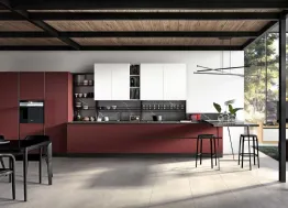 Cucina Moderna con penisola Ventidue & XL 10 in Fenix Rosso Jaipur e laccato Bianco opaco di GM Cucine