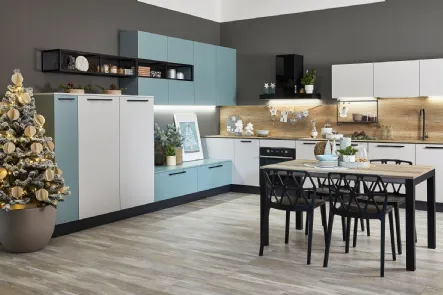 Cucina Moderna angolare Zoe in laccato opaco Verde Fiordo e Bianco di Creo