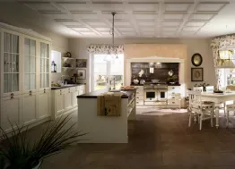 Cucina Shabby Chic con isola in legno laccato con pensili a vetrina Sweet Kitchen English Style di Callesella