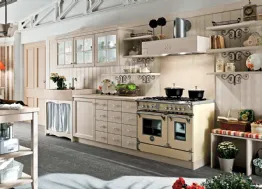 Cucina lineare Shabby Chic in legno con pensili a vetrina e base a giorno con lavello in marmo Everyday Canapa Talcato di Callesella