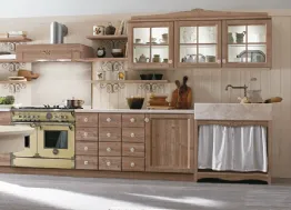 Cucina lineare Shabby Chic in legno con pensili a vetrina e base a giorno con lavello in marmo Everyday Creta di Callesella