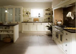 Cucina Shabby Chic lineare in legno laccato con pensili a vetrina Sweet Kitchen English Style di Callesella