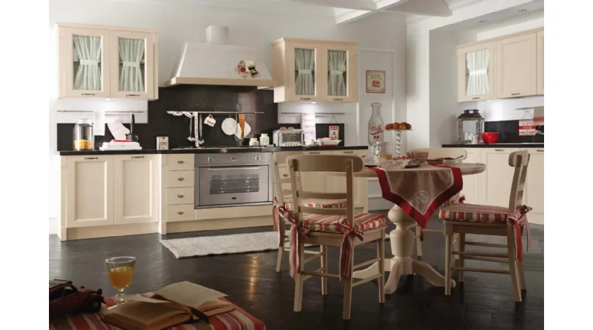 Cucina lineare Shabby Chic in legno laccato con pensili a vetrina e tavolo rotondo in massello di abete Sweet Kitchen Romantic Light di Callesella