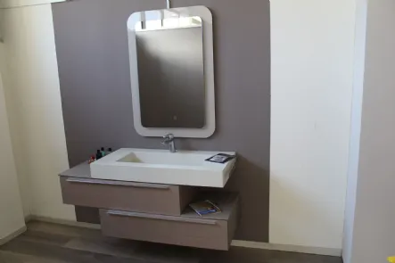 Mobile bagno in legno con lavabo in resina