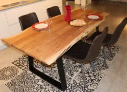 Tavolo in legno naturale scortecciato